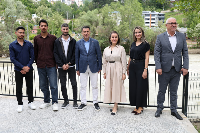 Tunceli Valisi Şefik Aygöl'den öğrencilere bayram sürprizi