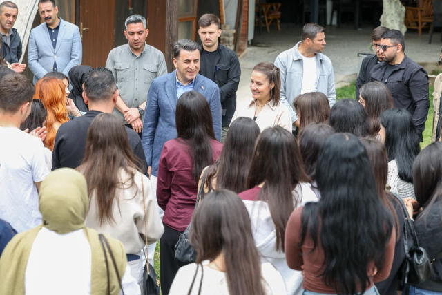 Tunceli Valisi Şefik Aygöl'den öğrencilere bayram sürprizi