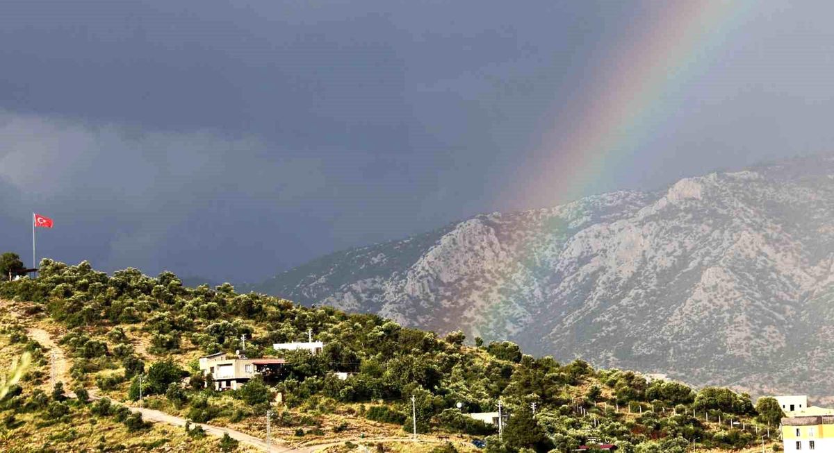 Kozan\'da Gökkuşağı ve Türk Bayrağı Buluştu