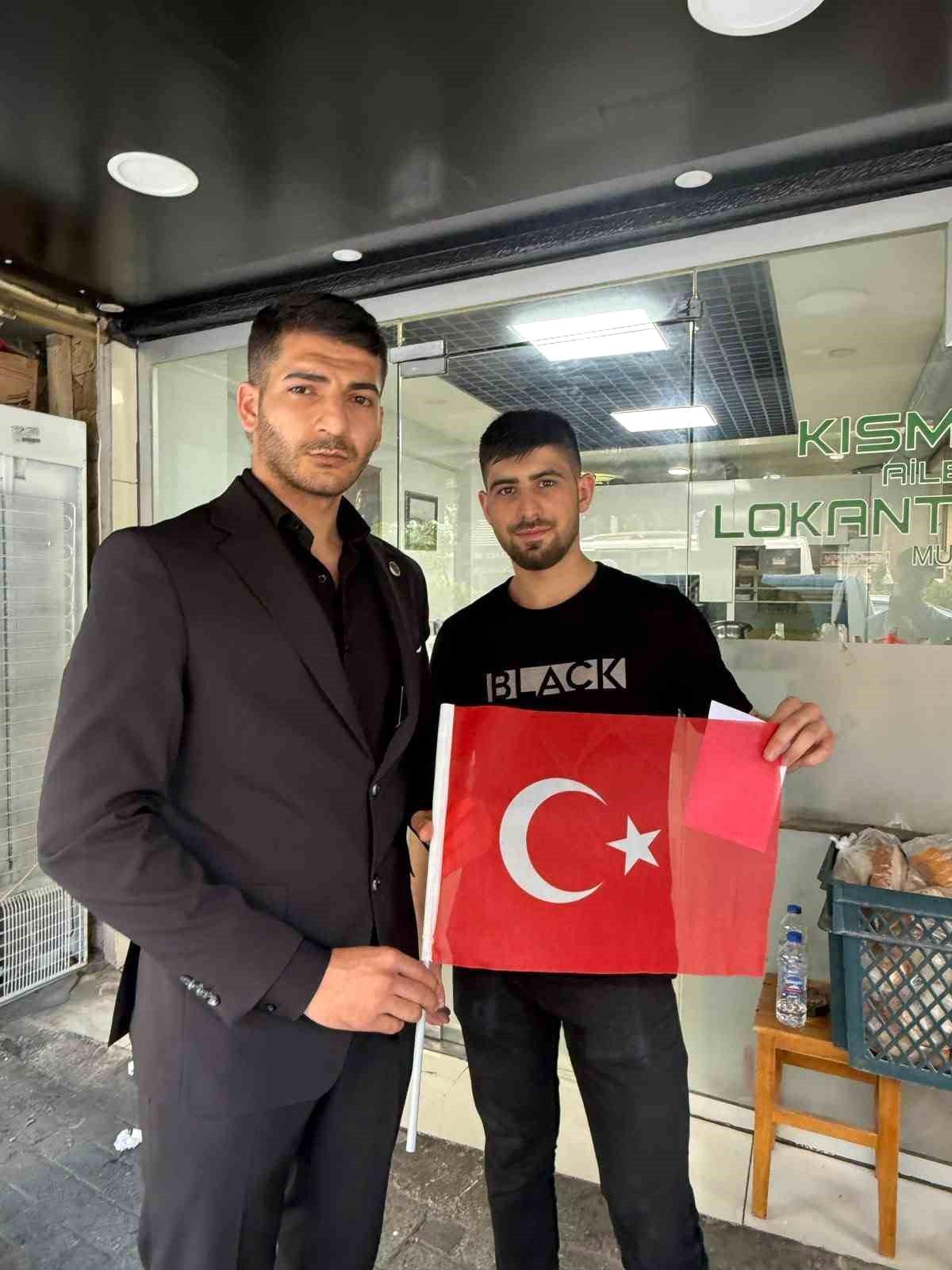 Ülkü Ocakları\'ndan bayramda şehit anma ve bayrak dağıtımı