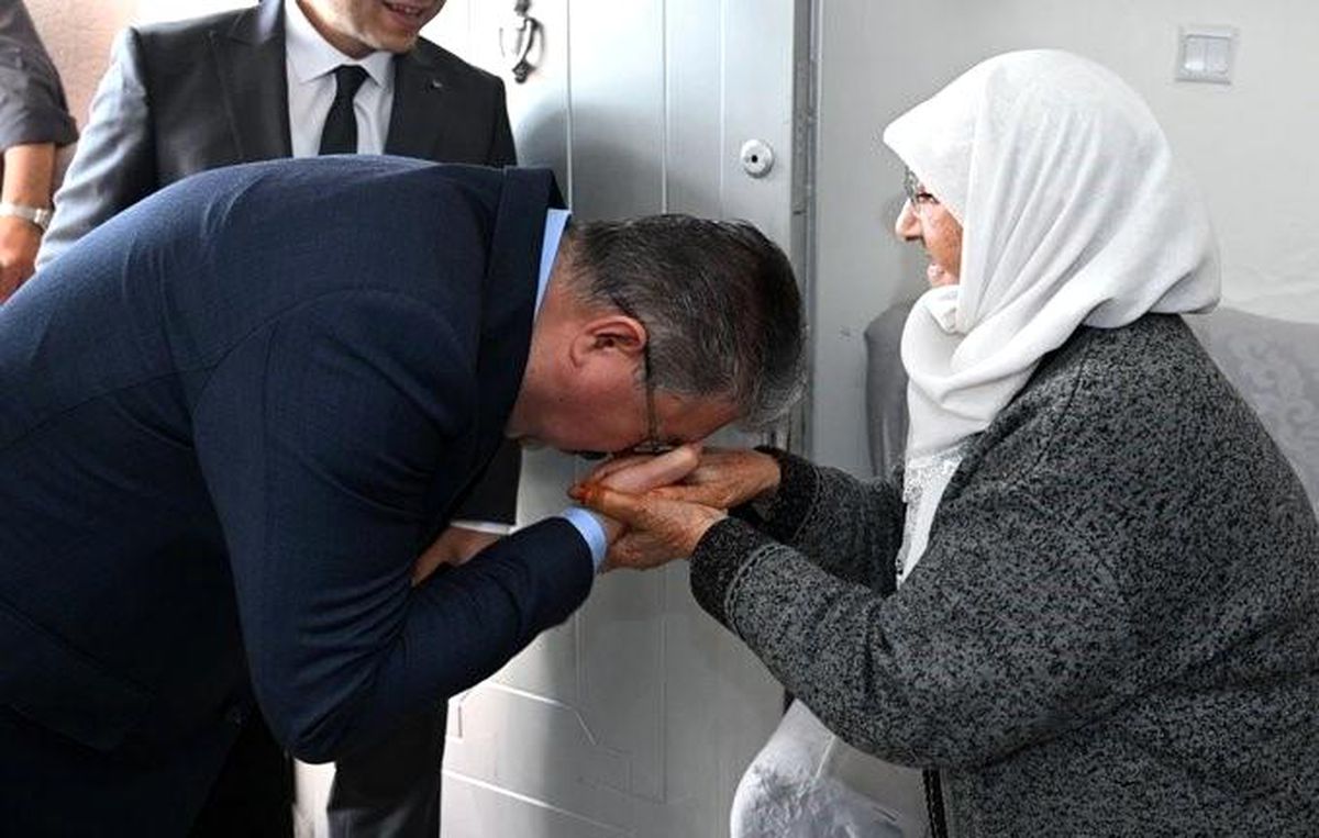 Vali Yılmaz\'dan 84 Yaşındaki Ayşe Ayti\'ye Ziyaret