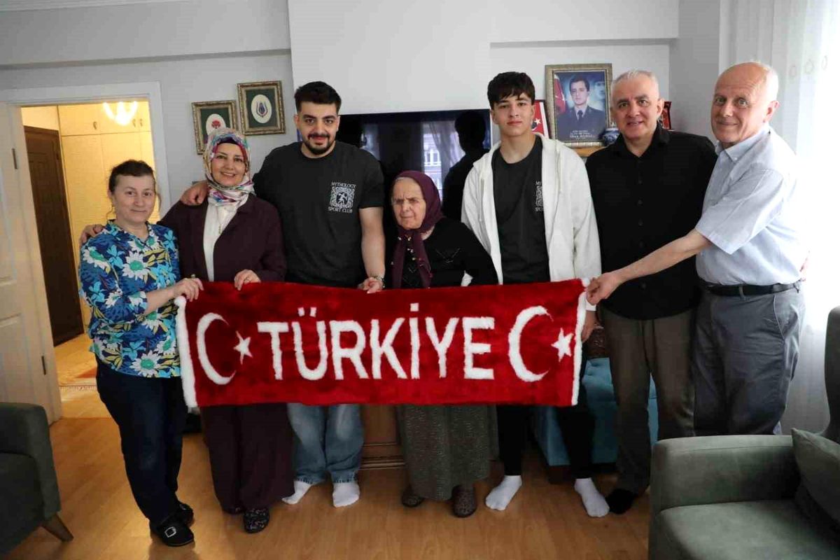 Garnizon Komutanı\'ndan Şehit Annesine Bayram Ziyareti