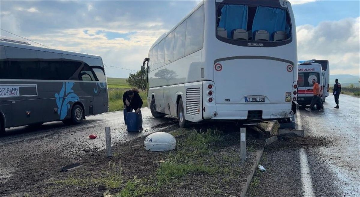 Aksaray\'da Tur Otobüsü Kazası: 16 Yaralı
