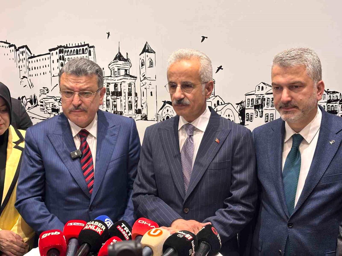 Bakan Uraloğlu, memleketi Trabzon\'da hemşehrileri ile bayramlaştı