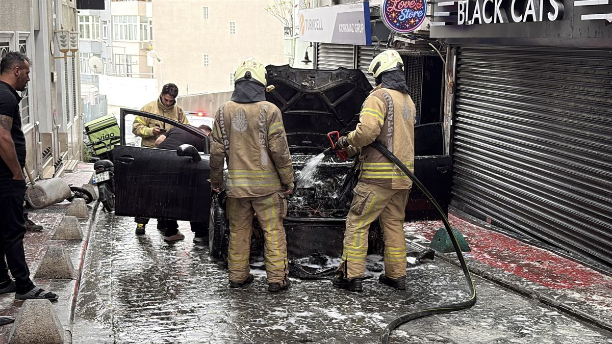 Beyoğlu\'nda Otomobil Yangını