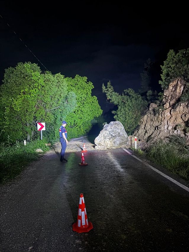 İnhisar'da Kaya Parçaları Yolu Kapattı