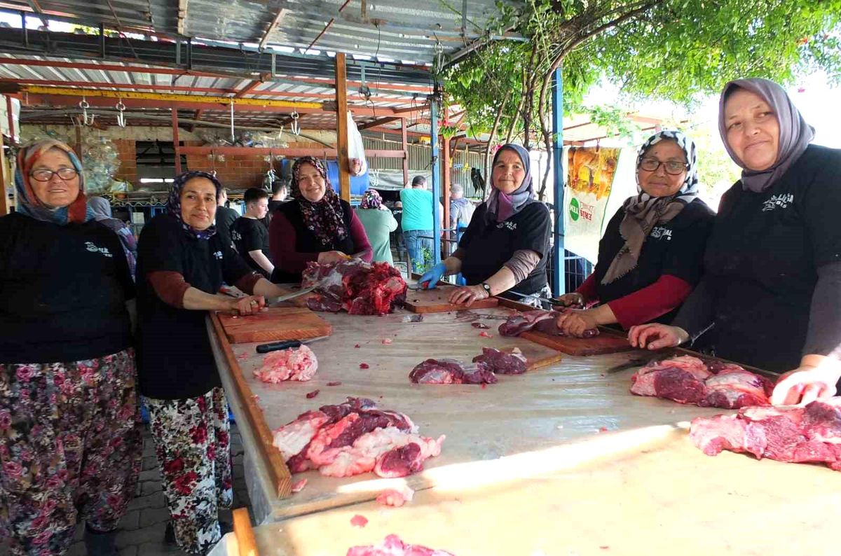 Burhaniye\'de Kadınlar Kurban Kesiminde Görev Aldı