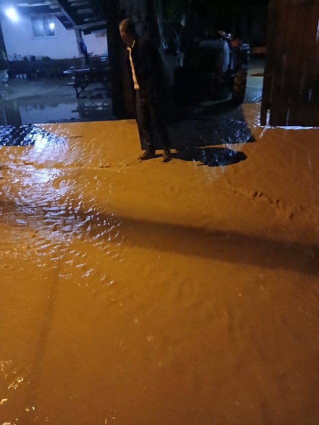 İnegöl'de Sağanak Yağış Hayatı Olumsuz Etkiledi