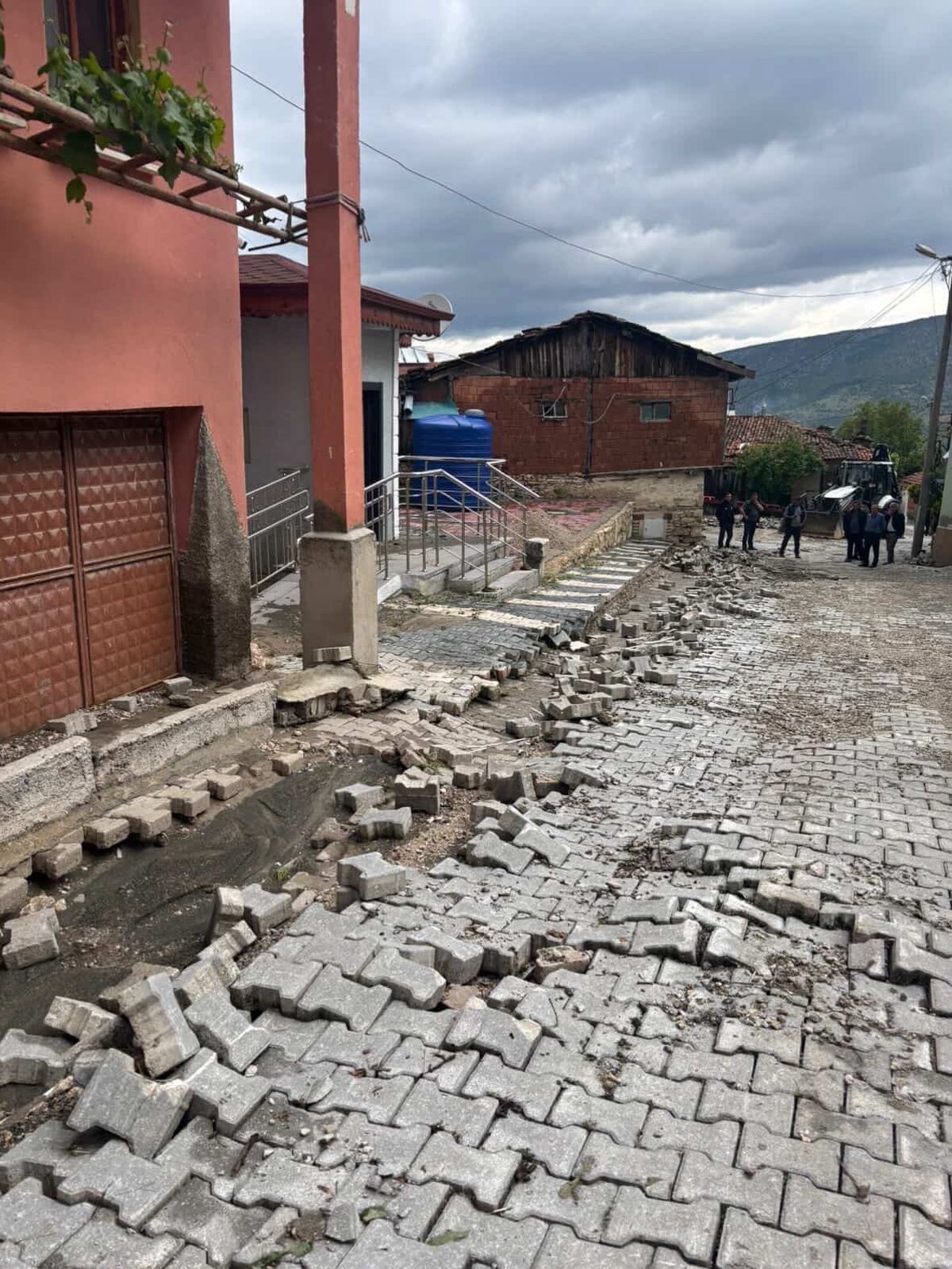 Bursa\'da Sağanak Sel: Evler Su Bastı