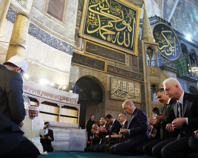 Cumhurbaşkanı Erdoğan Ayasofya'da! Cuma namazı çıkışı dikkat çeken açıklamalar