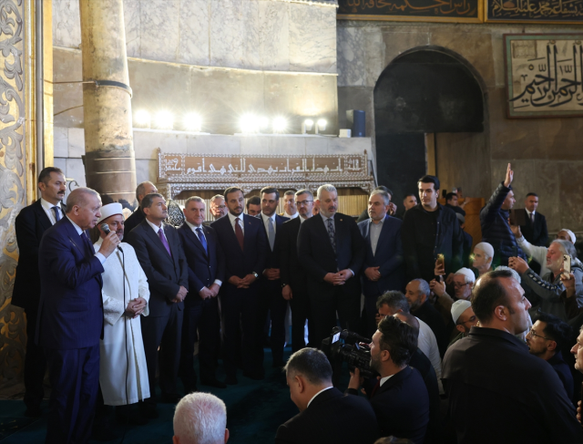 Cumhurbaşkanı Erdoğan Ayasofya'da! Cuma namazı çıkışı dikkat çeken açıklamalar