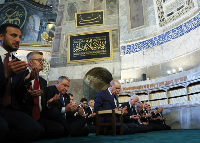 Cumhurbaşkanı Erdoğan Ayasofya'da! Cuma namazı çıkışı dikkat çeken açıklamalar