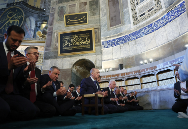Cumhurbaşkanı Erdoğan Ayasofya'da! Cuma namazı çıkışı dikkat çeken açıklamalar
