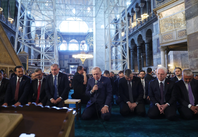 Cumhurbaşkanı Erdoğan Ayasofya'da! Cuma namazı çıkışı dikkat çeken açıklamalar