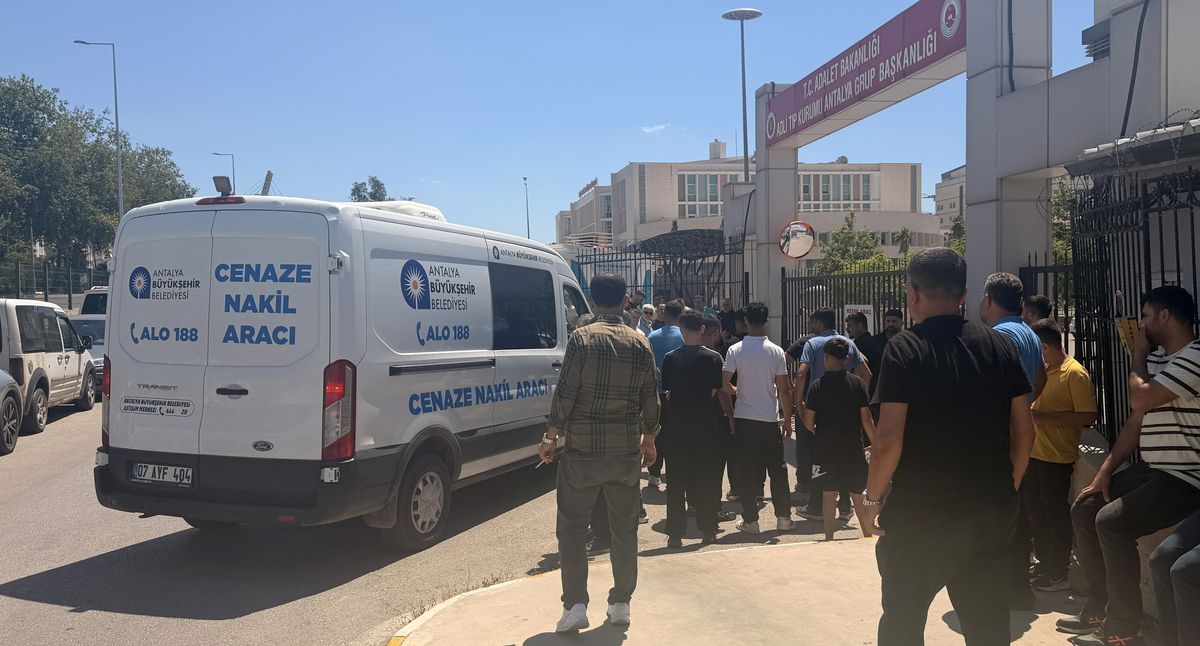Antalya\'da Motosiklet Kazası: 14 Yaşındaki Çocuk Hayatını Kaybetti