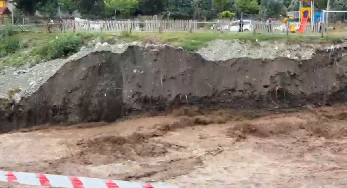 Dörtyol\'da Sel Araçları Zarar Gördürdü