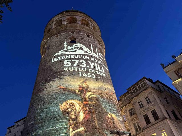 Galata Kulesi'nde Işık Gösterisiyle Fetih Kutlandı