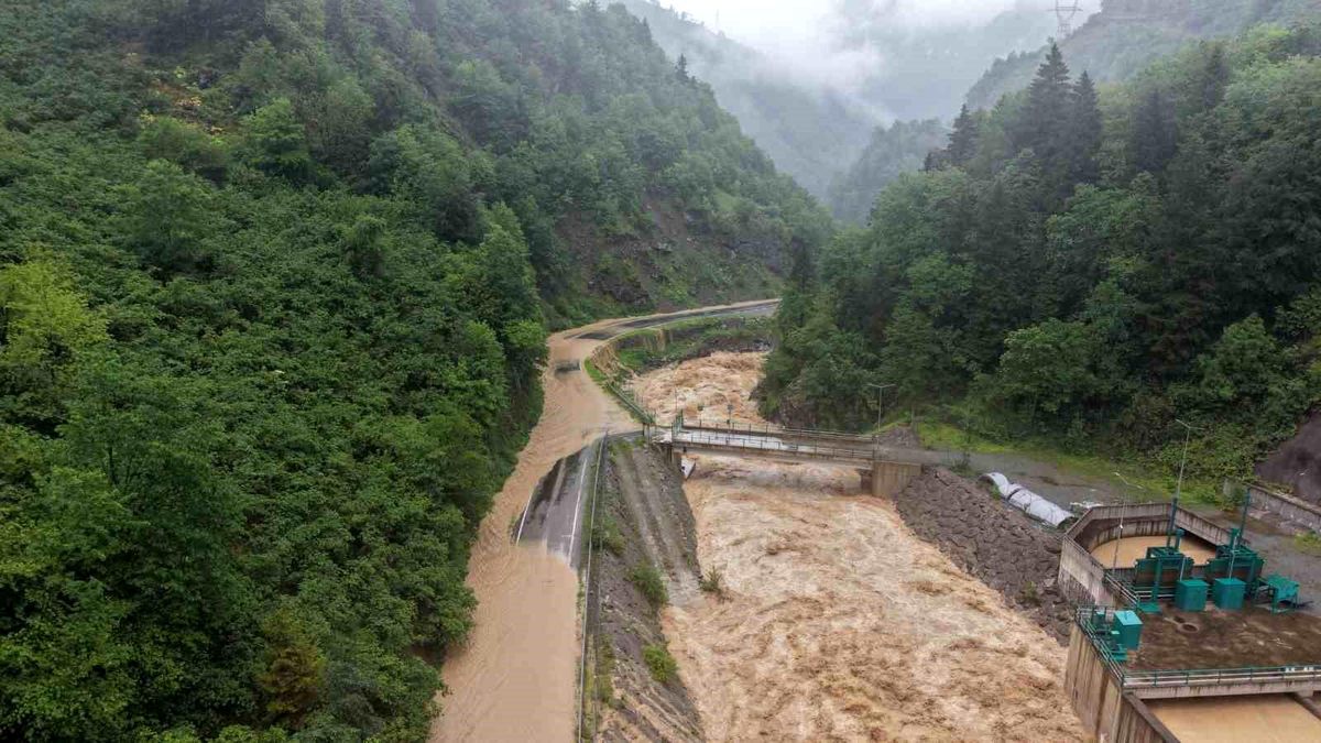 Giresun\'da Şiddetli Yağış Ulaşımı Aksattı