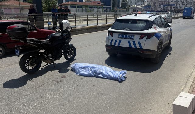 Hafif ticari aracın çarptığı çocuk öldü, geriye kaldırımdaki ayakkabıları kaldı