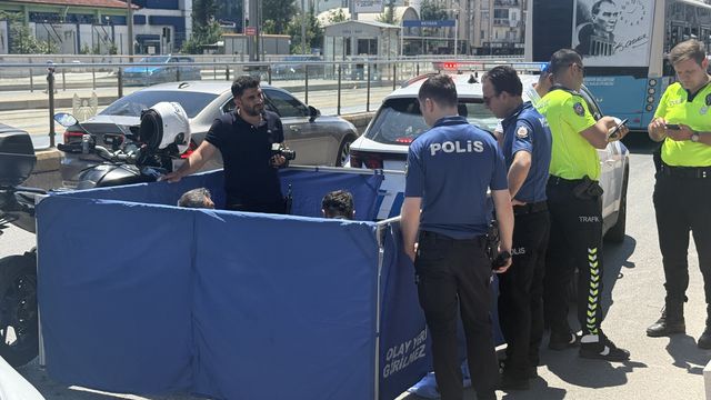 Hafif ticari aracın çarptığı çocuk öldü, geriye kaldırımdaki ayakkabıları kaldı