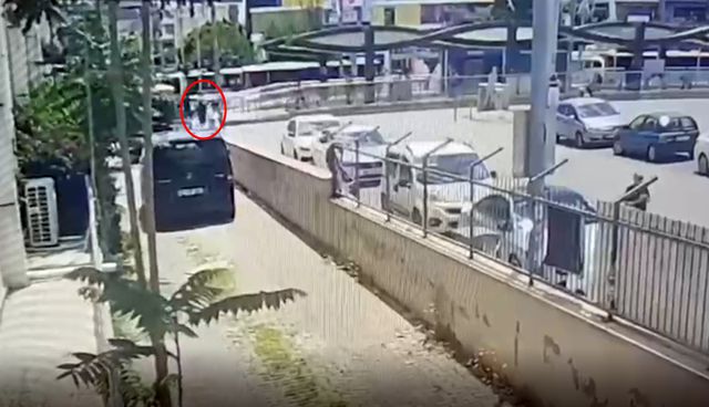 Hafif ticari aracın çarptığı çocuk öldü, geriye kaldırımdaki ayakkabıları kaldı