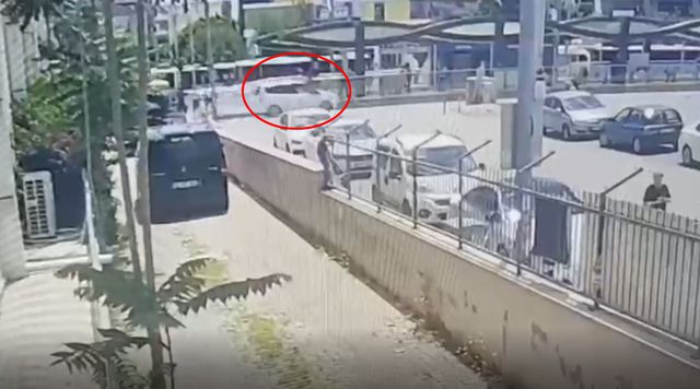 Hafif ticari aracın çarptığı çocuk öldü, geriye kaldırımdaki ayakkabıları kaldı