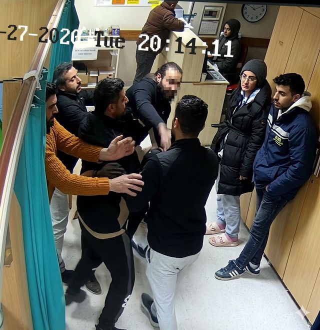 Hastasına yumruk atan doktora dava