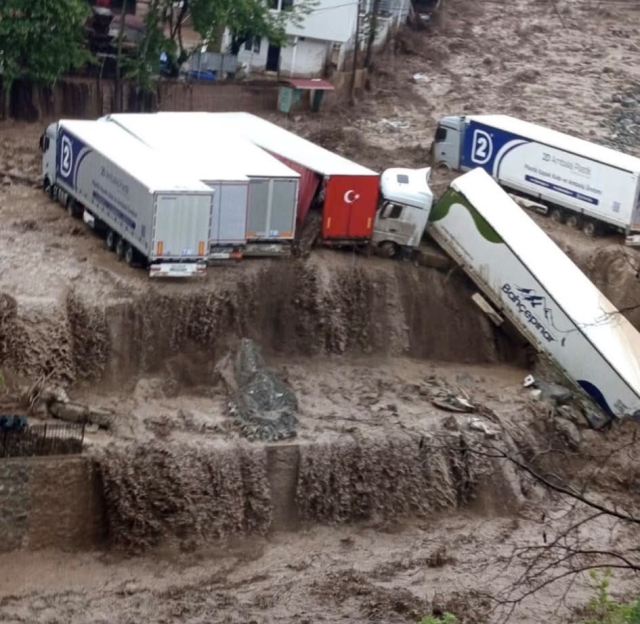 Hatay ve Osmaniye'yi sel vurdu! Evler, yollar ve araçlar zarar gördü