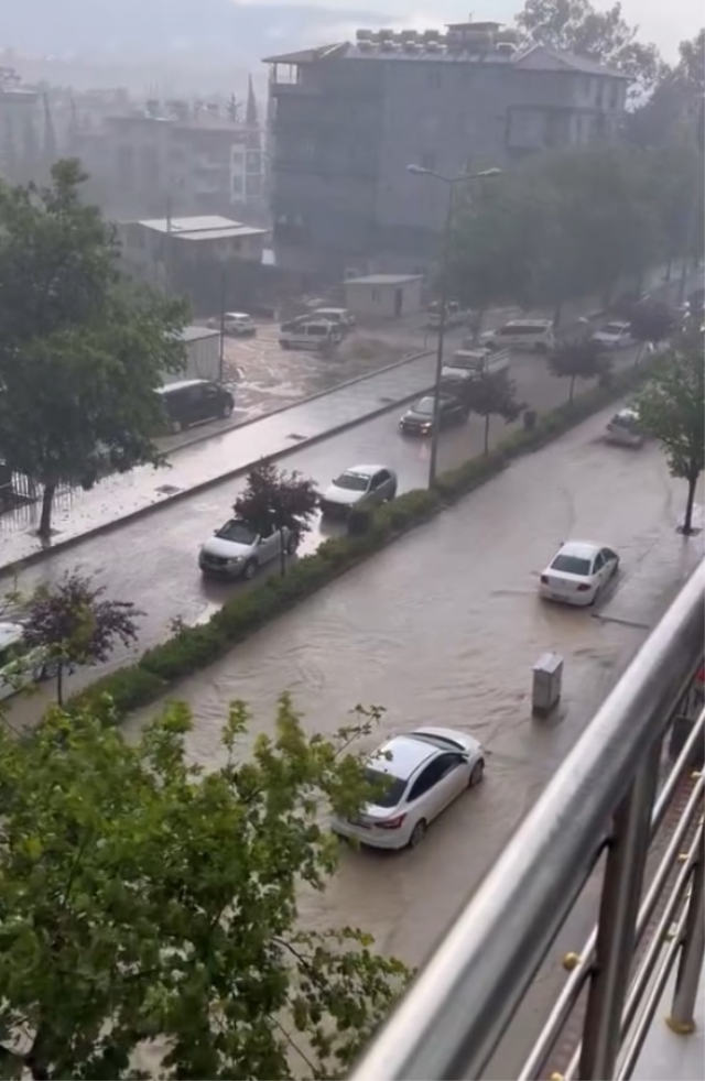 Hatay ve Osmaniye'yi sel vurdu! Evler, yollar ve araçlar zarar gördü