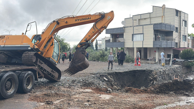 Hatay ve Osmaniye'yi sel vurdu! Evler, yollar ve araçlar zarar gördü