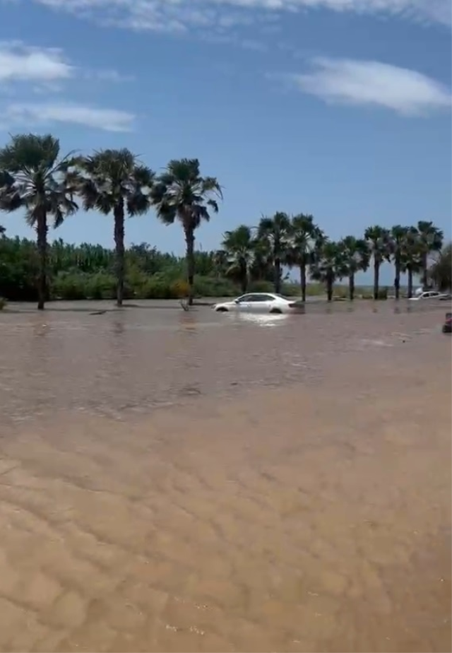 Hatay ve Osmaniye'yi sel vurdu! Evler, yollar ve araçlar zarar gördü