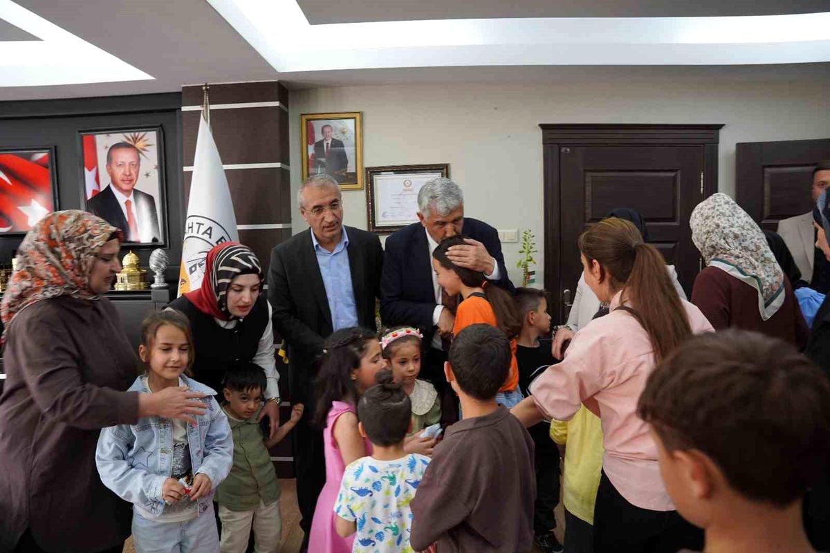 Kahta Belediyesi\'nde bayramlaşma programı yoğun katılımla gerçekleştirildi