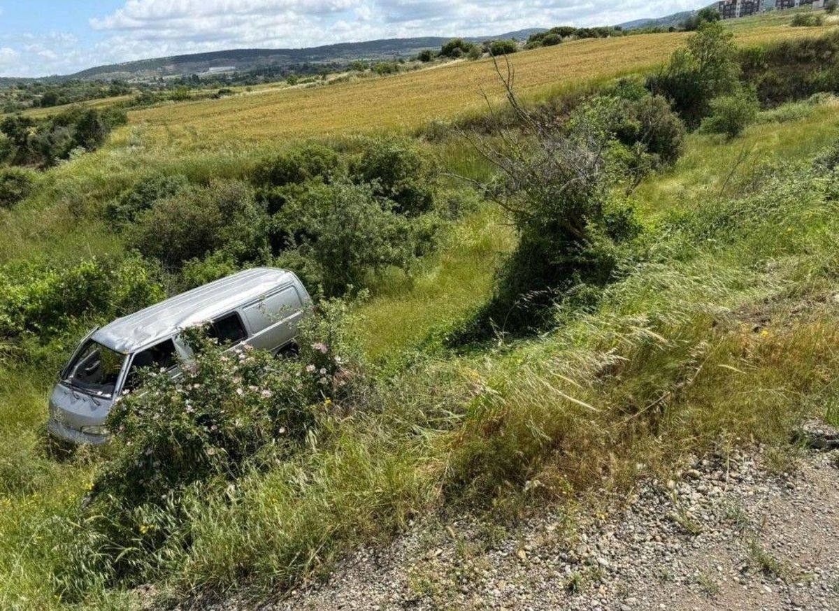 Keşan\'da kamyonet şarampole yuvarlandı: 2 yaralı