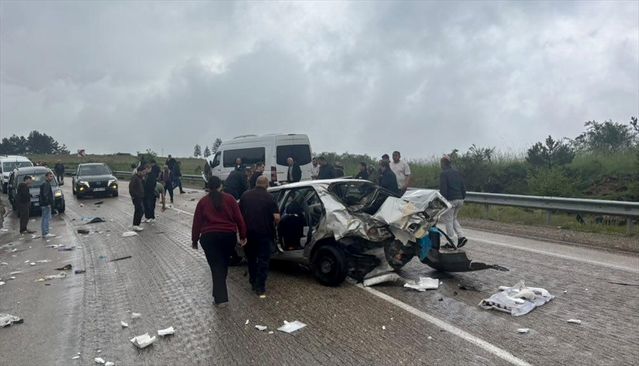 Safranbolu'da Minibüs ve Otomobil Çarpıştı: 6 Yaralı