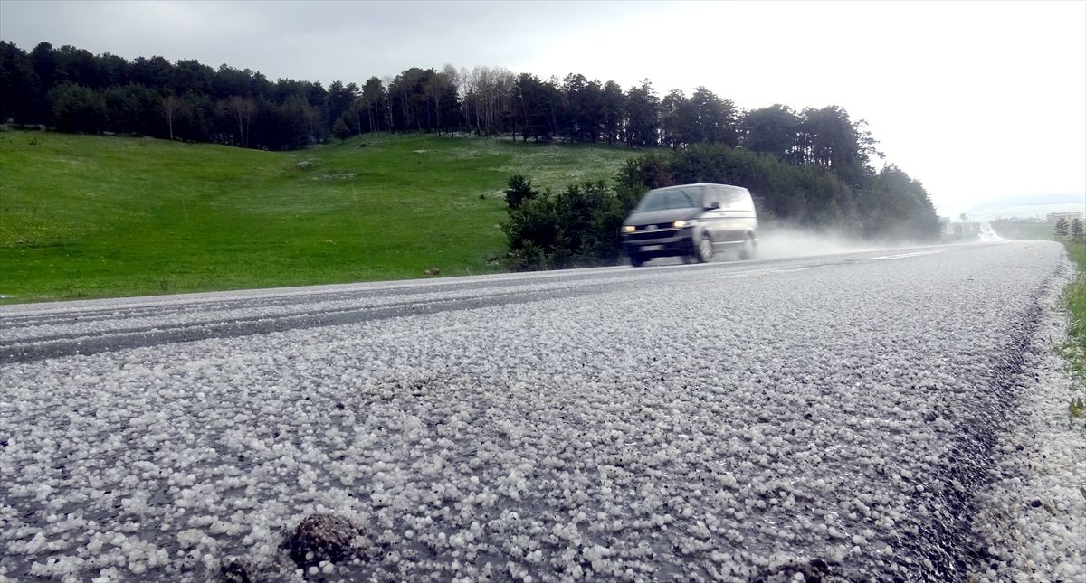 Kars\'ta Şiddetli Dolu Yaşamı Olumsuz Etkiledi