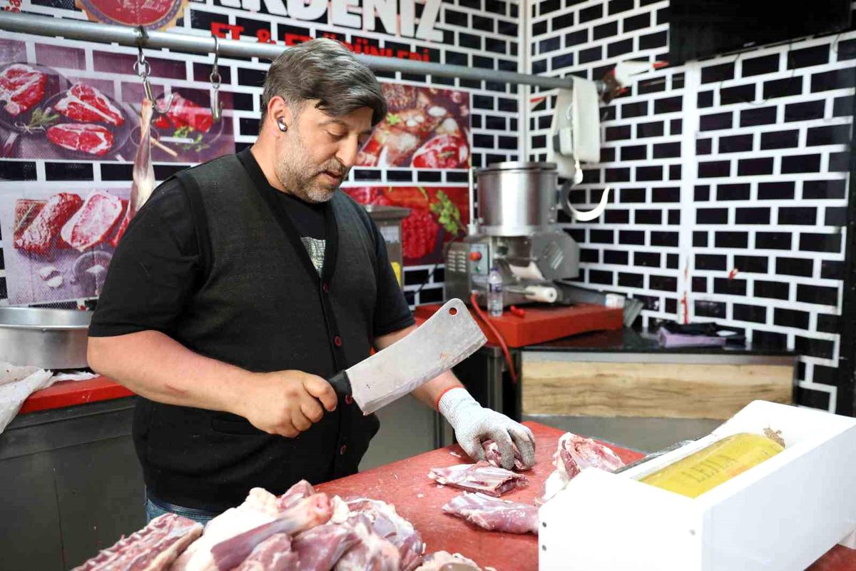 Kurban Bayramı\'nda Kasaplar Yoğun Çalışıyor