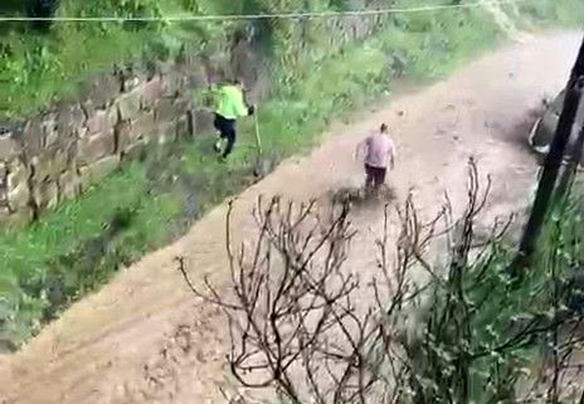 Kavak\'ta etkili olan yağışlar yolları dereye çevirdi