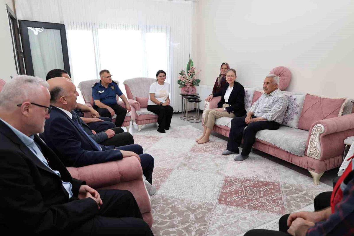 Nazilli Kaymakamı Şehit Ailelerini Bayramda Unutmadı