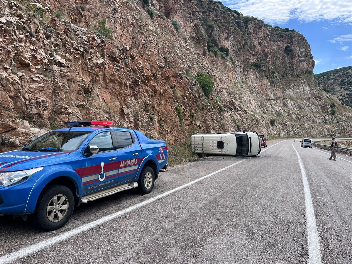Kilis\'te Minibüs Devrildi: 2 Yaralı