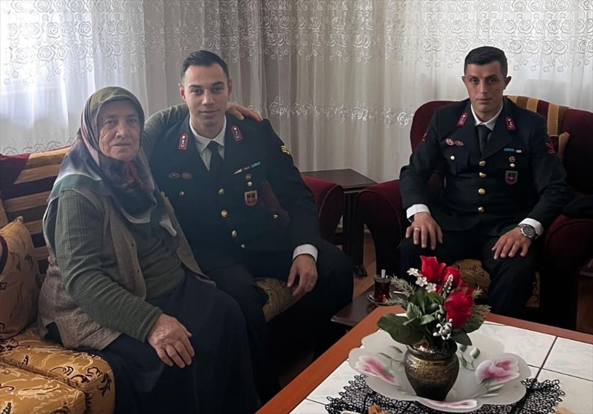 Jandarmadan şehit ailelerine bayram ziyareti