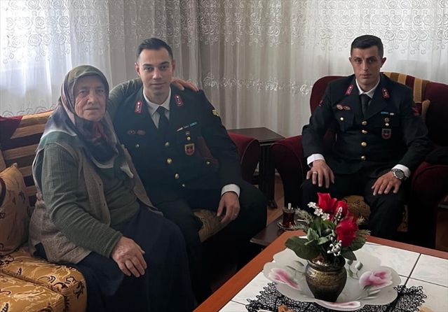 Jandarmadan şehit ailelerine bayram ziyareti