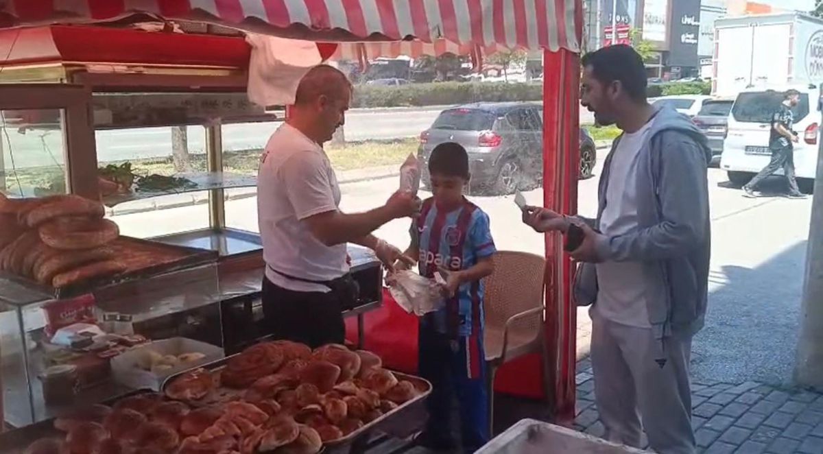 Baba, Oğluna Mini Futbol Sahası Yaptı