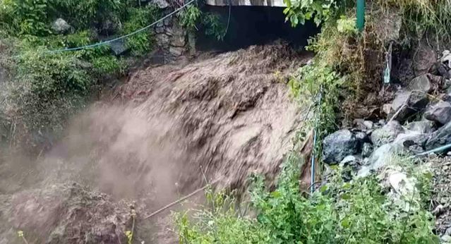 Osmaniye'de Şiddetli Sağanak Trafiği Durdurdu