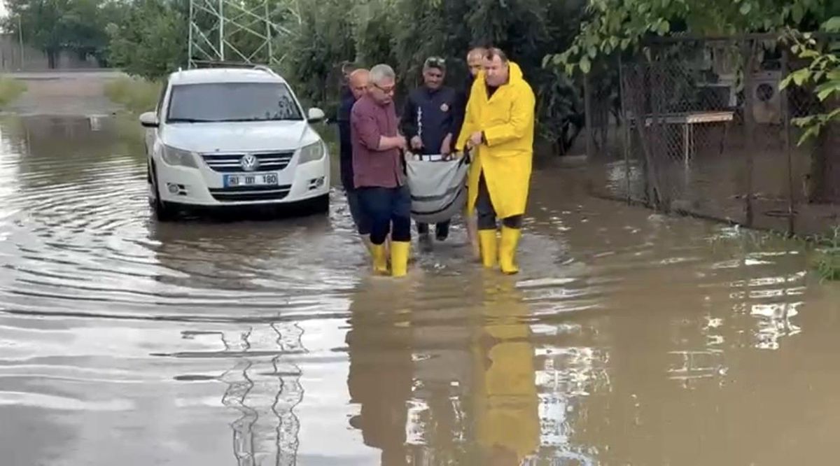 Osmaniye\'de selde mahsur kalan kadın kurtarıldı