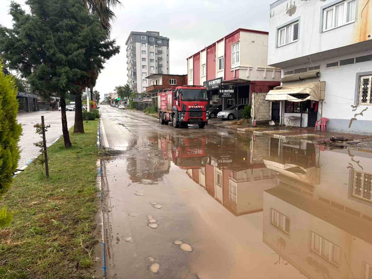 Osmaniye\'de şiddetli yağış etkili oldu yollar kapandı