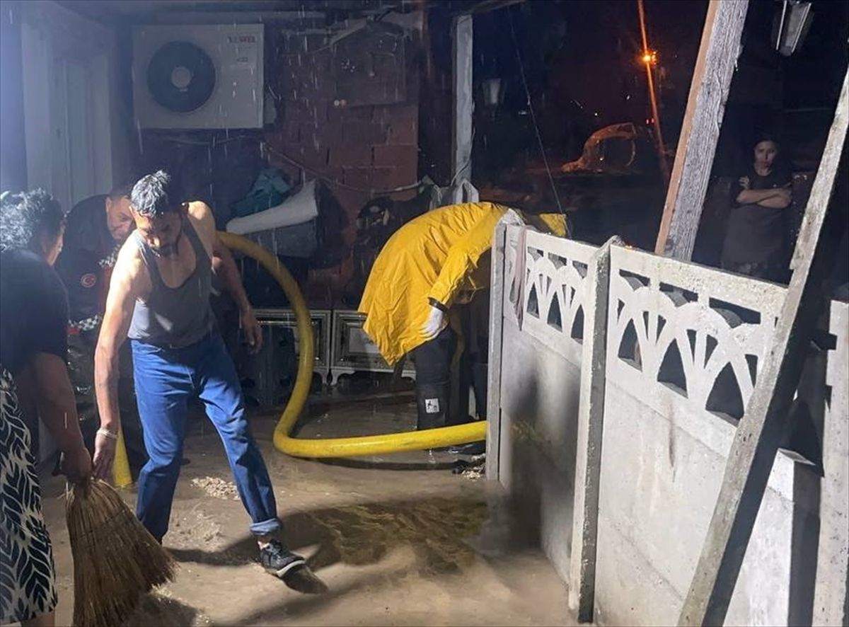 Pamukova\'da Sağanak İki Evi Sular Altında Bıraktı