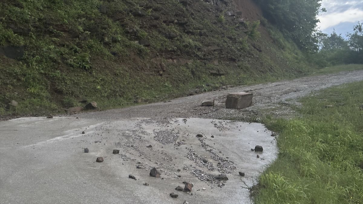 Kavak\'ta Heyelan Yolu Yeniden Açıldı