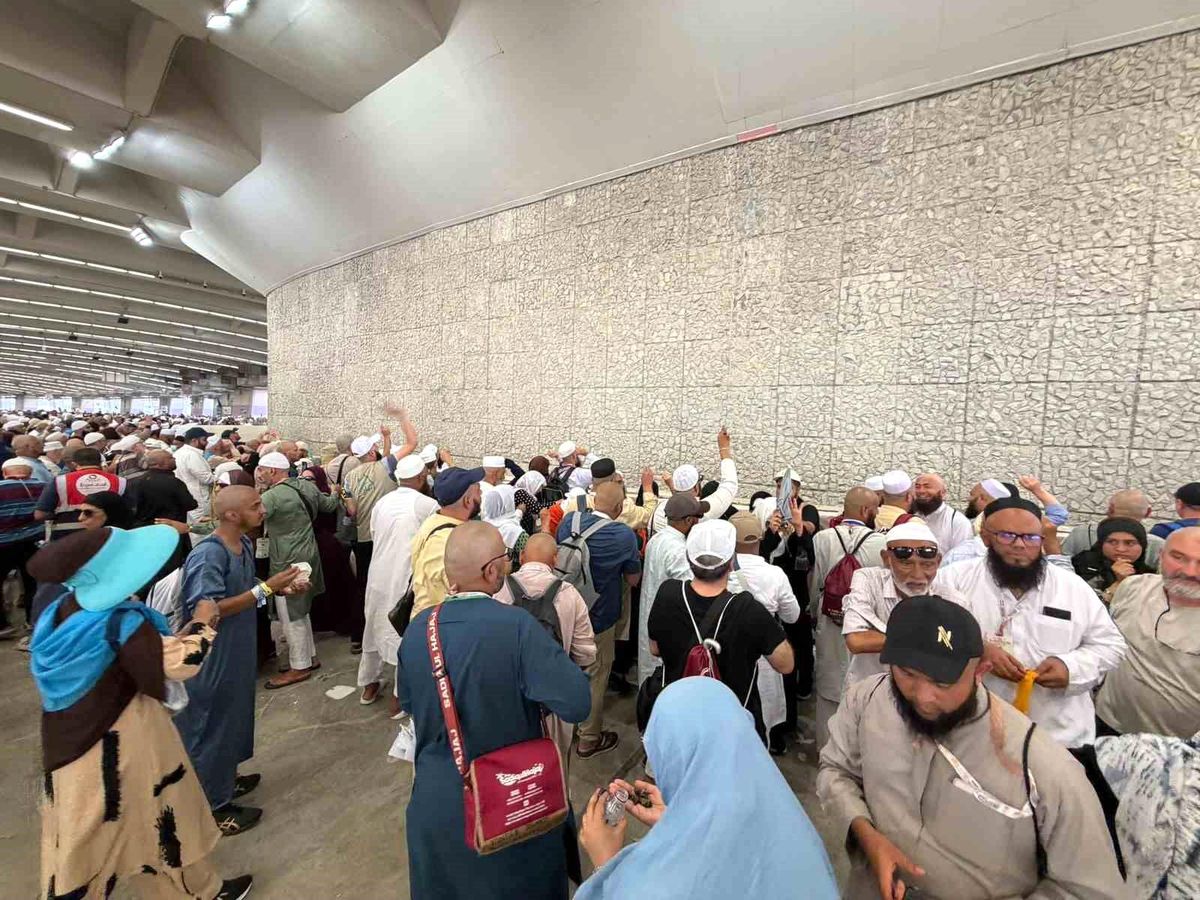 Hacılar Cemerat\'ta Şeytan Taşladı