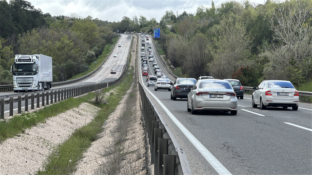 Tatilcilerin dönüş yolculuğu başladı, İstanbul yönünde trafik durma noktasına geldi