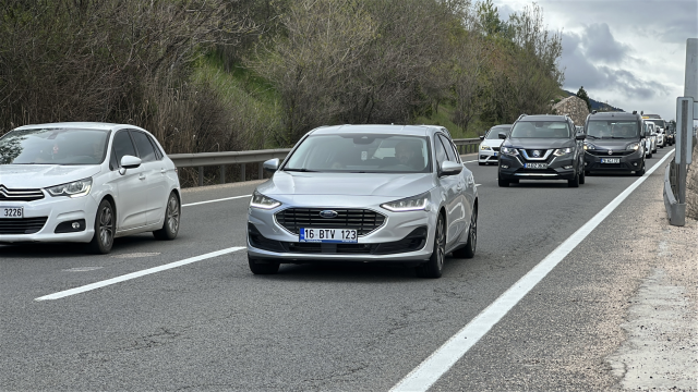Tatilcilerin dönüş yolculuğu başladı, İstanbul yönünde trafik durma noktasına geldi